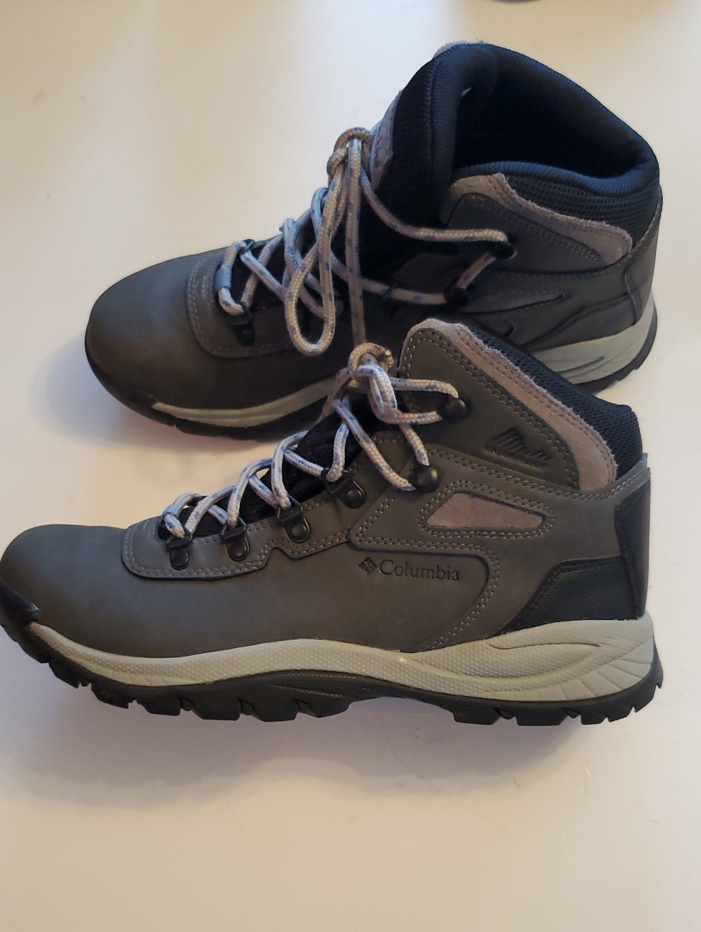 Columbia Women's Newton ridge Gray lace up ankle Hiking Boots, Size 10 Gray.
